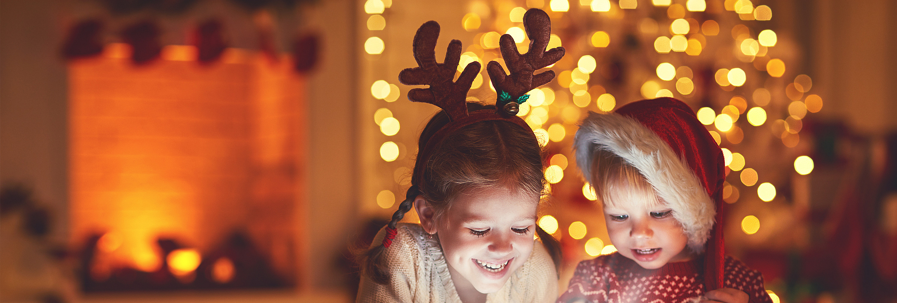 Kinder mit Weihnachtslichtern